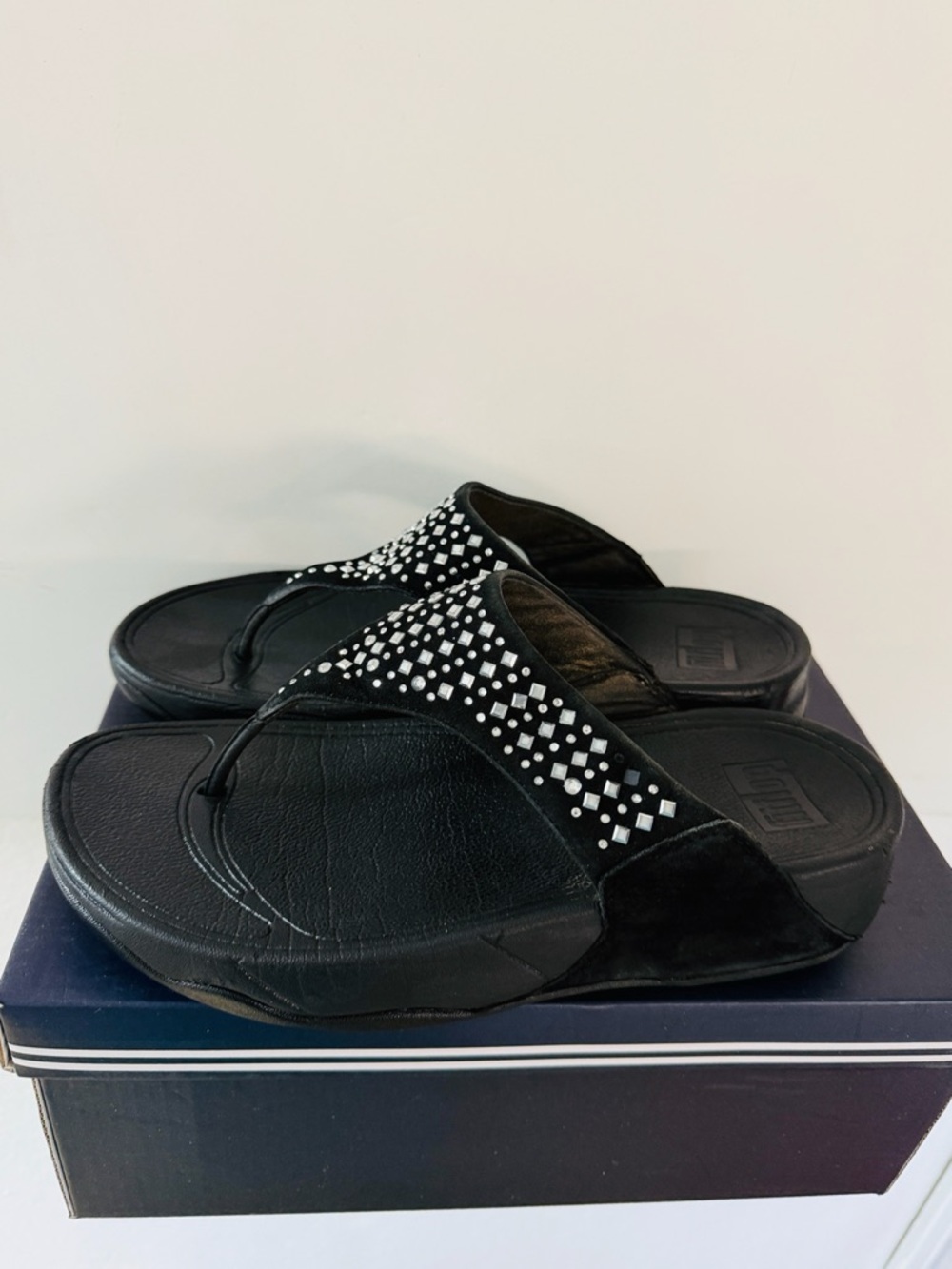 FitFlop Black Rhinestone Microwobbleboard Sandals Women’s Size 7